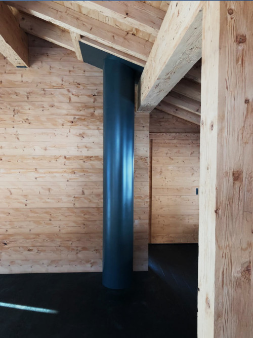 Cheminéekamin in individueller Farbe lackiert