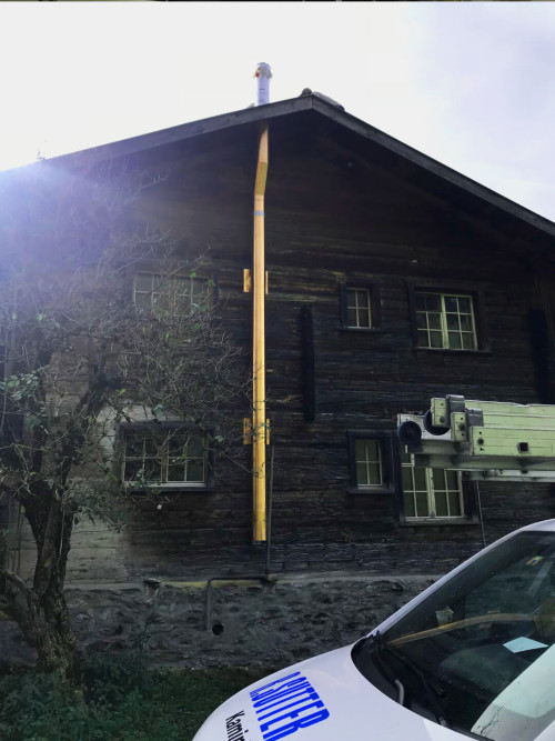 Fassadenkamin für Holzofen mit zwei Anschlüssen