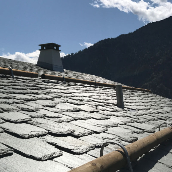 Schieferdach mit Kamin